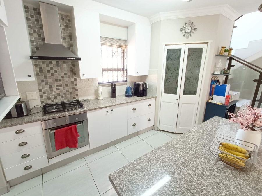 4 Bedroom Property for Sale in Die Hoewes Gauteng