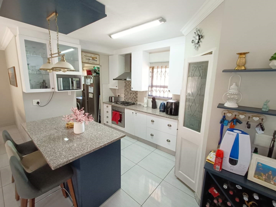 4 Bedroom Property for Sale in Die Hoewes Gauteng