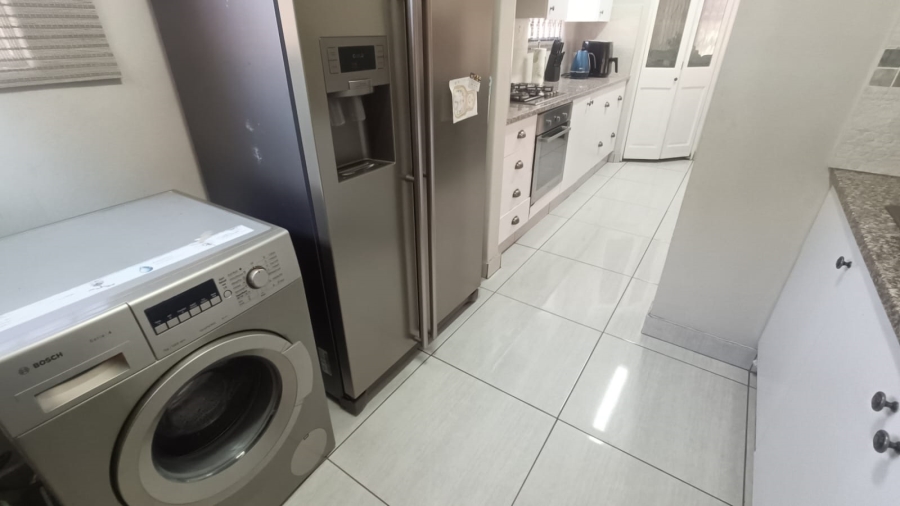4 Bedroom Property for Sale in Die Hoewes Gauteng