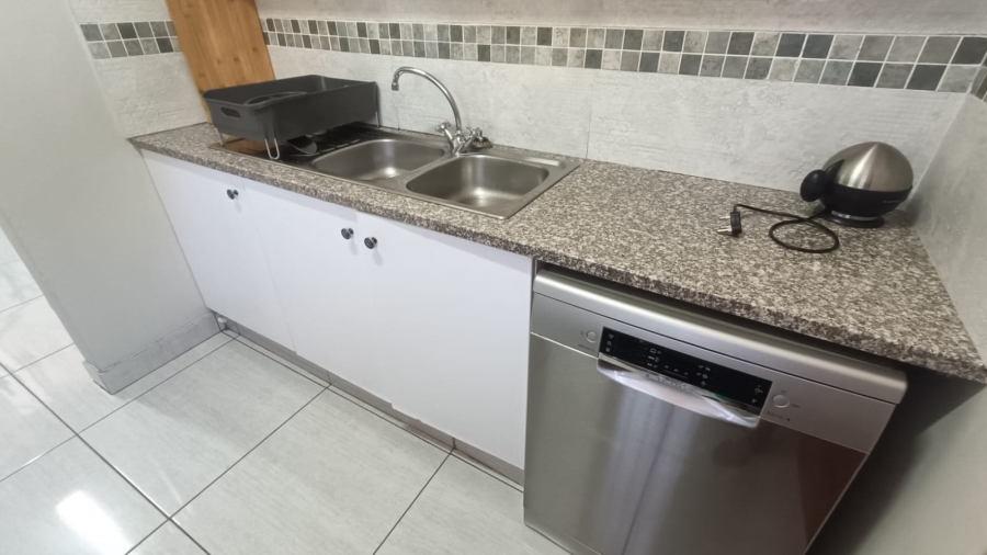 4 Bedroom Property for Sale in Die Hoewes Gauteng