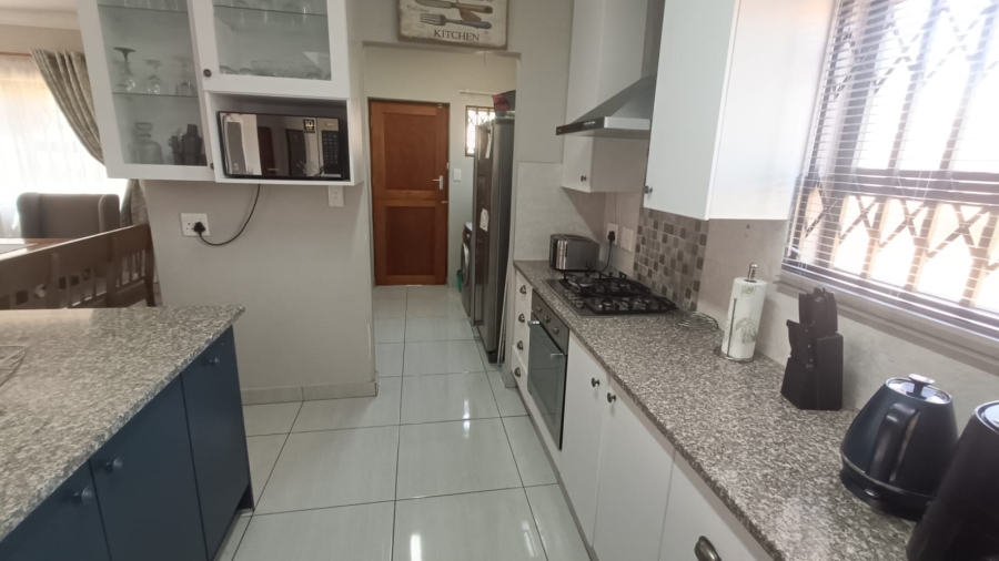 4 Bedroom Property for Sale in Die Hoewes Gauteng
