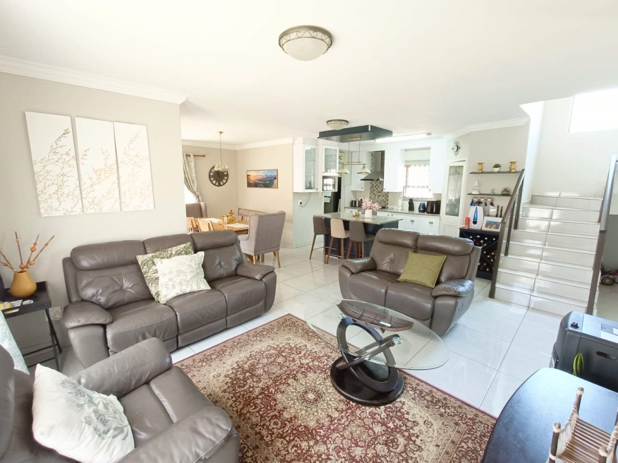 4 Bedroom Property for Sale in Die Hoewes Gauteng
