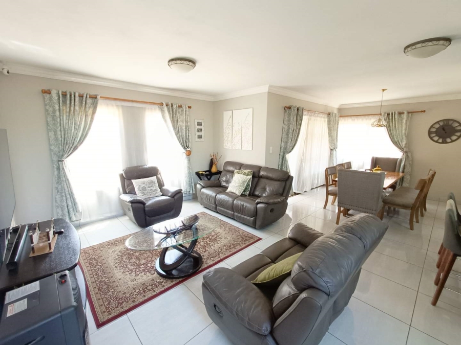 4 Bedroom Property for Sale in Die Hoewes Gauteng