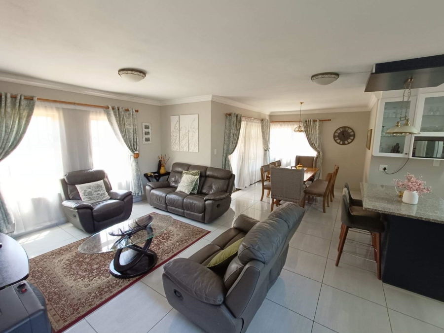 4 Bedroom Property for Sale in Die Hoewes Gauteng