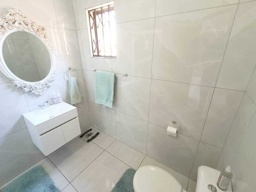 4 Bedroom Property for Sale in Die Hoewes Gauteng