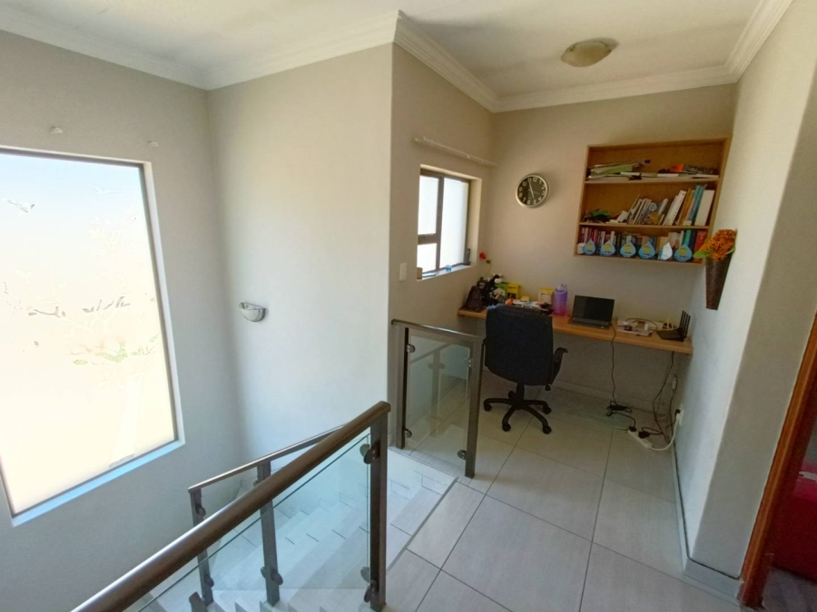 4 Bedroom Property for Sale in Die Hoewes Gauteng
