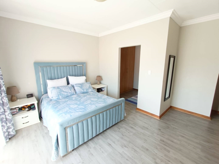 4 Bedroom Property for Sale in Die Hoewes Gauteng