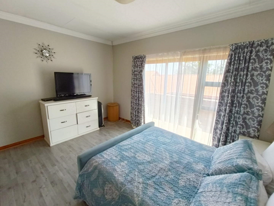 4 Bedroom Property for Sale in Die Hoewes Gauteng