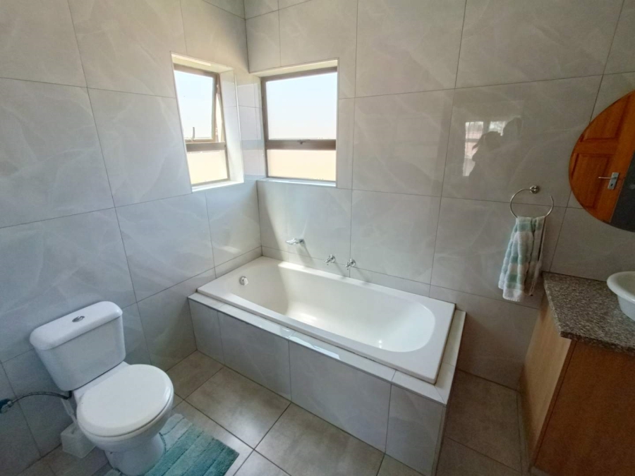 4 Bedroom Property for Sale in Die Hoewes Gauteng