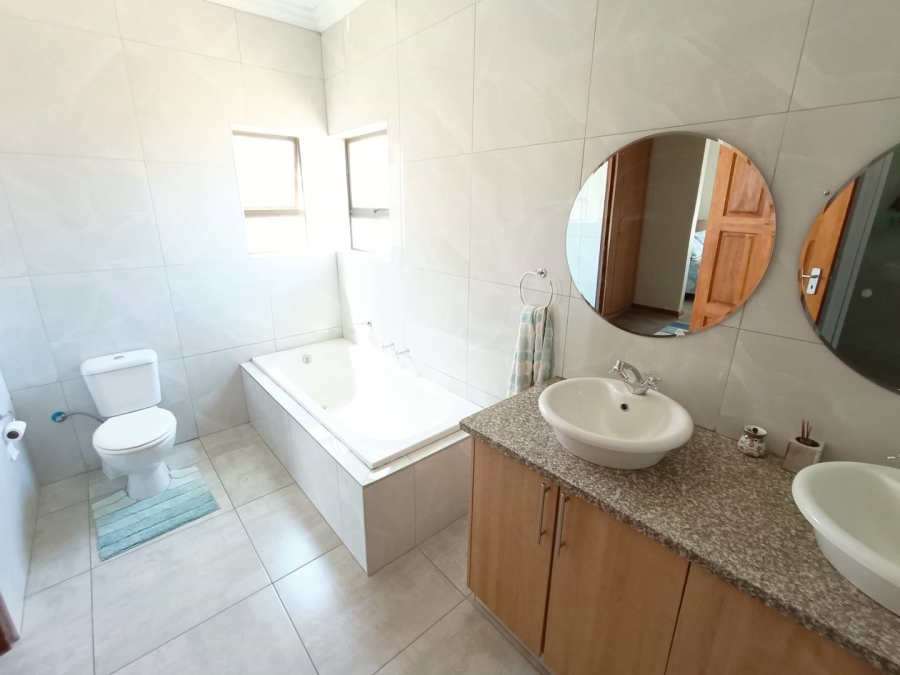 4 Bedroom Property for Sale in Die Hoewes Gauteng