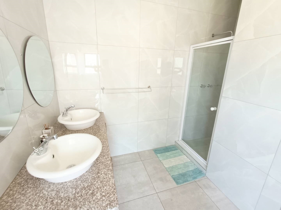 4 Bedroom Property for Sale in Die Hoewes Gauteng