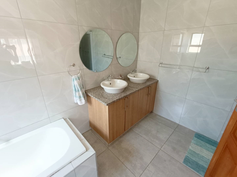 4 Bedroom Property for Sale in Die Hoewes Gauteng