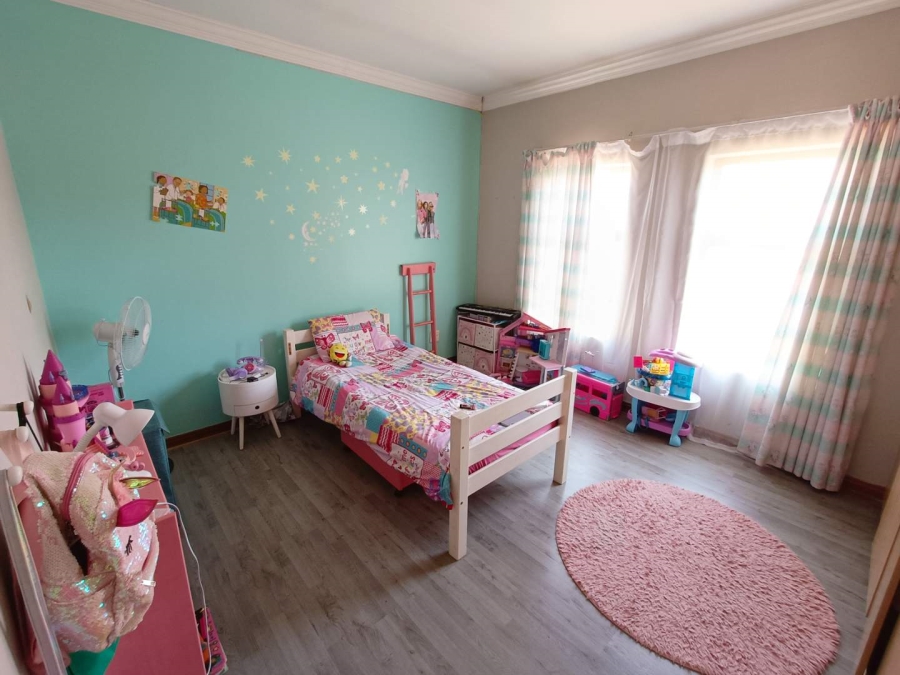 4 Bedroom Property for Sale in Die Hoewes Gauteng