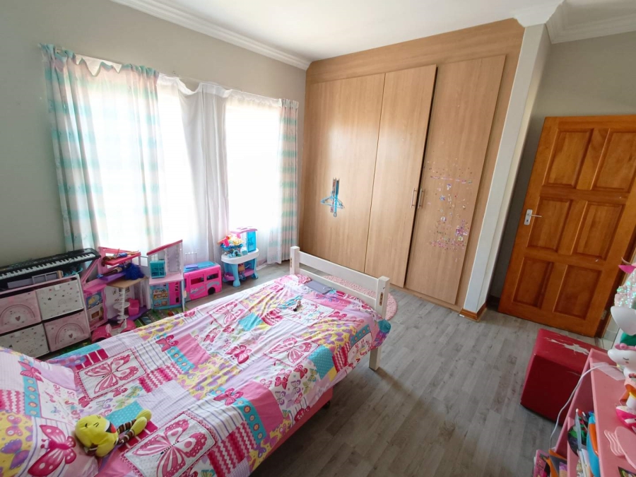 4 Bedroom Property for Sale in Die Hoewes Gauteng