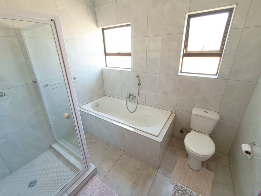4 Bedroom Property for Sale in Die Hoewes Gauteng