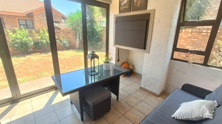 4 Bedroom Property for Sale in Die Hoewes Gauteng
