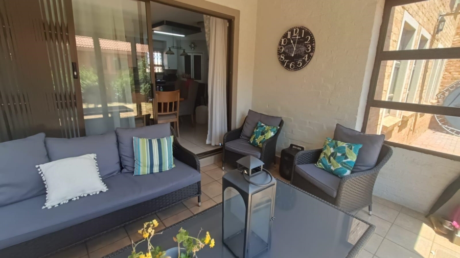 4 Bedroom Property for Sale in Die Hoewes Gauteng