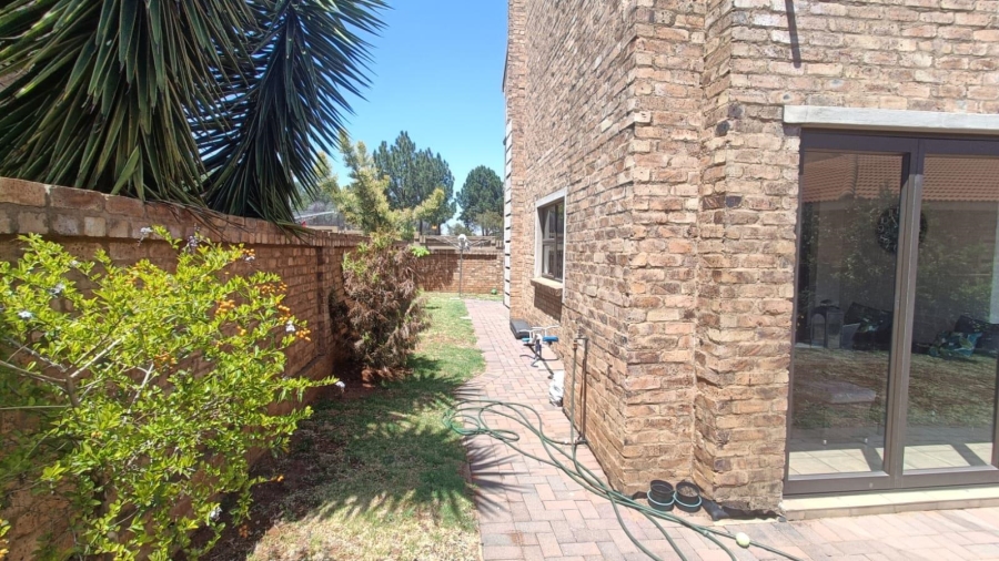 4 Bedroom Property for Sale in Die Hoewes Gauteng