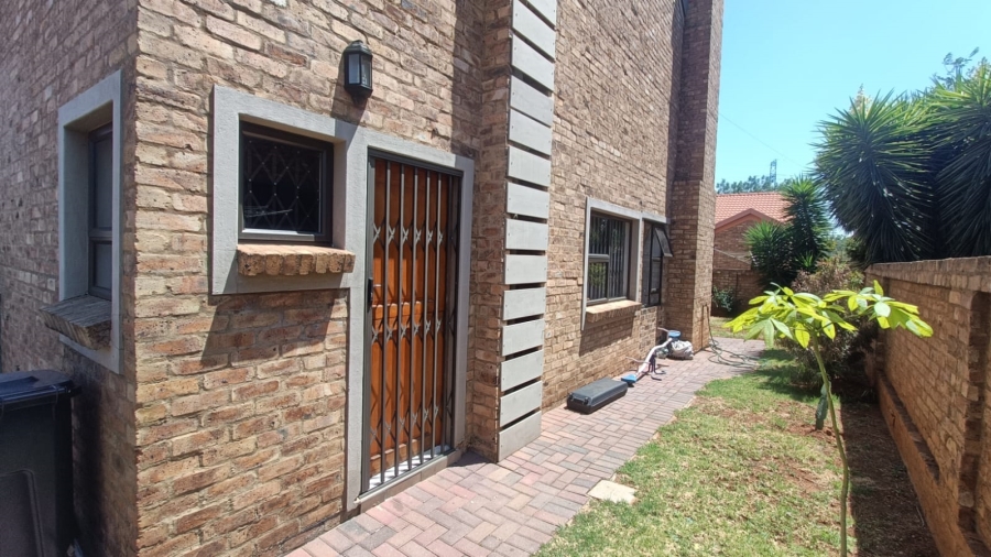 4 Bedroom Property for Sale in Die Hoewes Gauteng