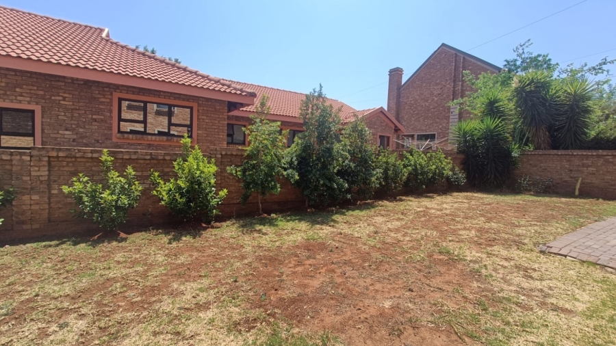 4 Bedroom Property for Sale in Die Hoewes Gauteng