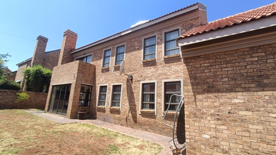 4 Bedroom Property for Sale in Die Hoewes Gauteng