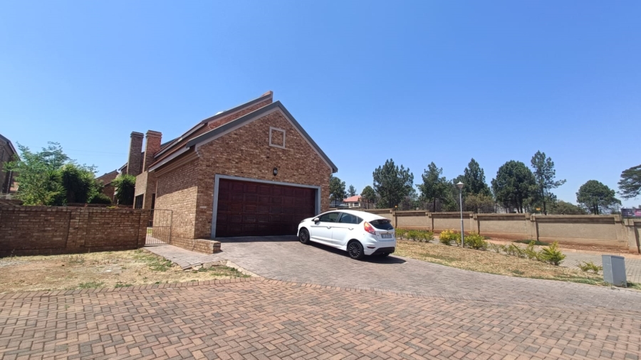 4 Bedroom Property for Sale in Die Hoewes Gauteng