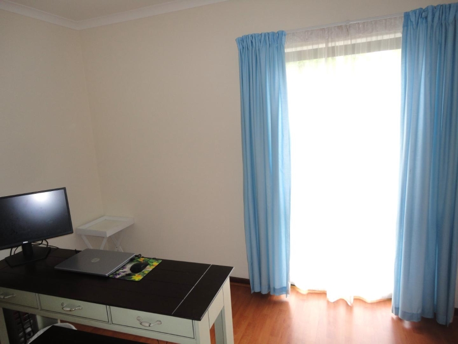 To Let 2 Bedroom Property for Rent in Magaliessig Gauteng