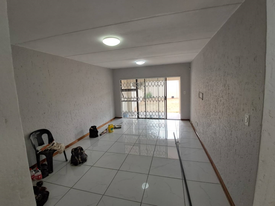 To Let 2 Bedroom Property for Rent in Vorna Valley Gauteng