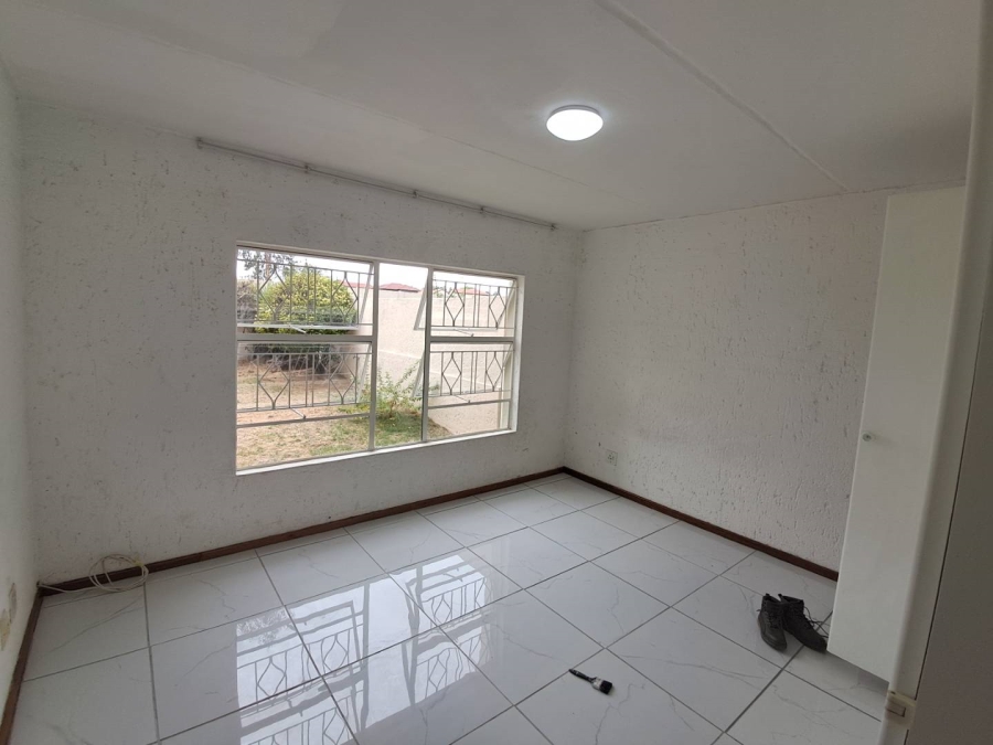 To Let 2 Bedroom Property for Rent in Vorna Valley Gauteng