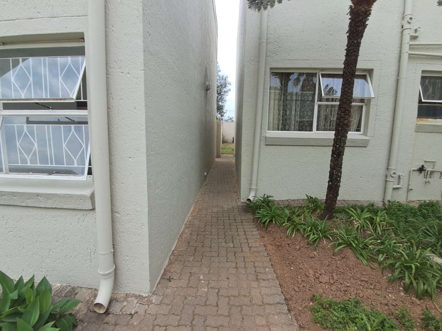 To Let 2 Bedroom Property for Rent in Vorna Valley Gauteng