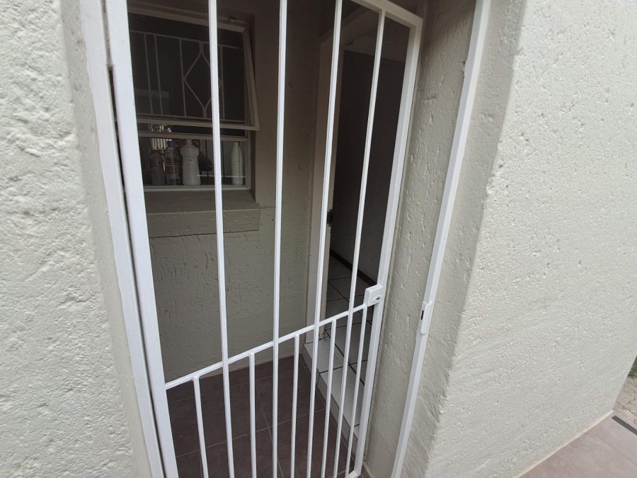 To Let 2 Bedroom Property for Rent in Vorna Valley Gauteng