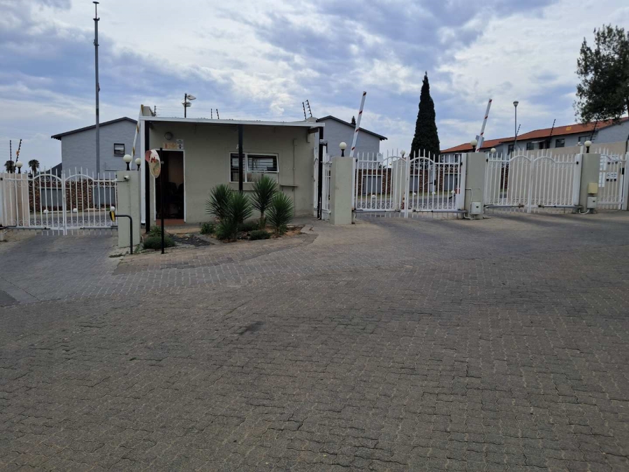 To Let 2 Bedroom Property for Rent in Vorna Valley Gauteng
