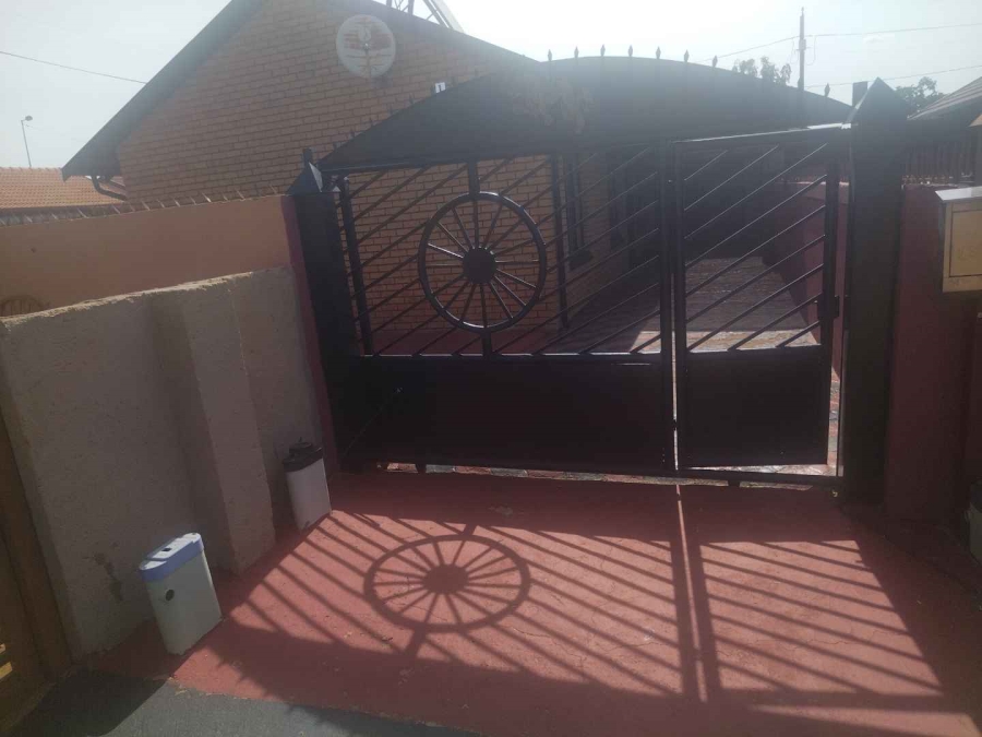 5 Bedroom Property for Sale in Soshanguve FF Gauteng