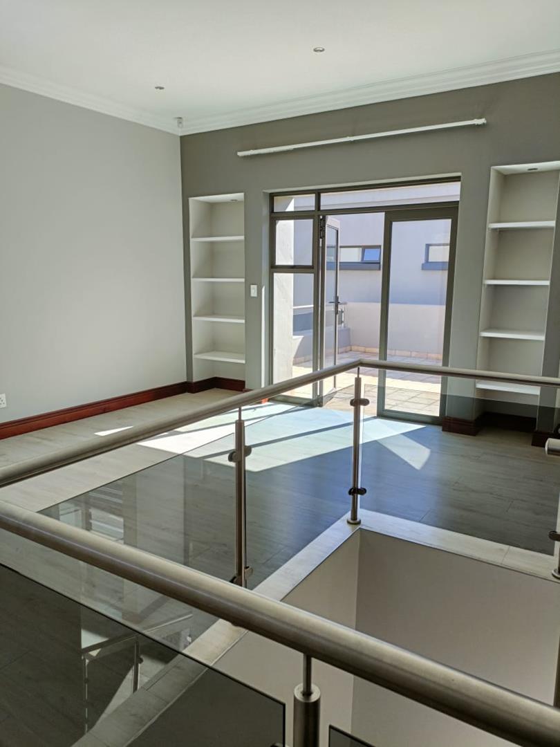 To Let 4 Bedroom Property for Rent in Waterkloof Gauteng