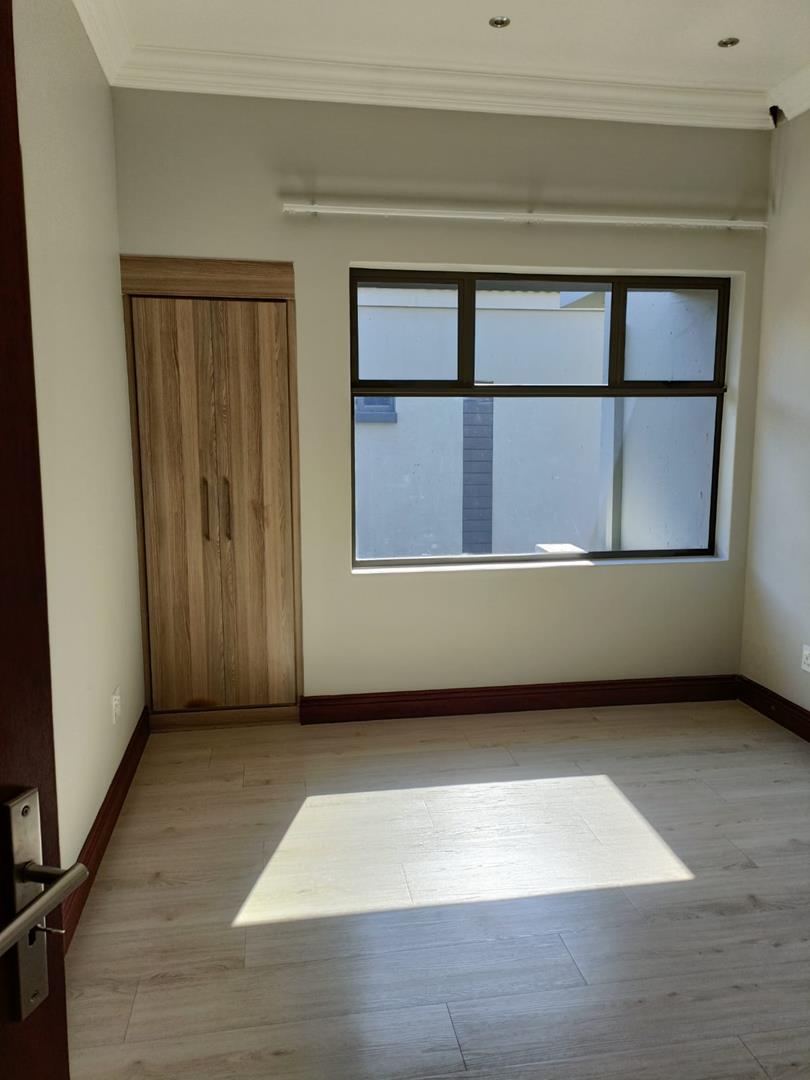 To Let 4 Bedroom Property for Rent in Waterkloof Gauteng