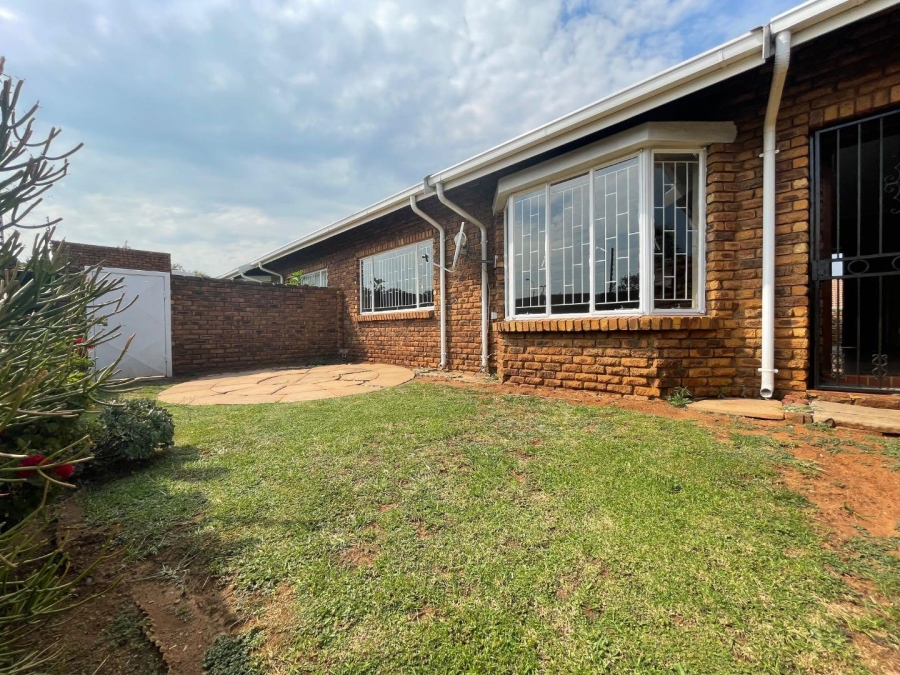 To Let 2 Bedroom Property for Rent in Norkem Park Gauteng