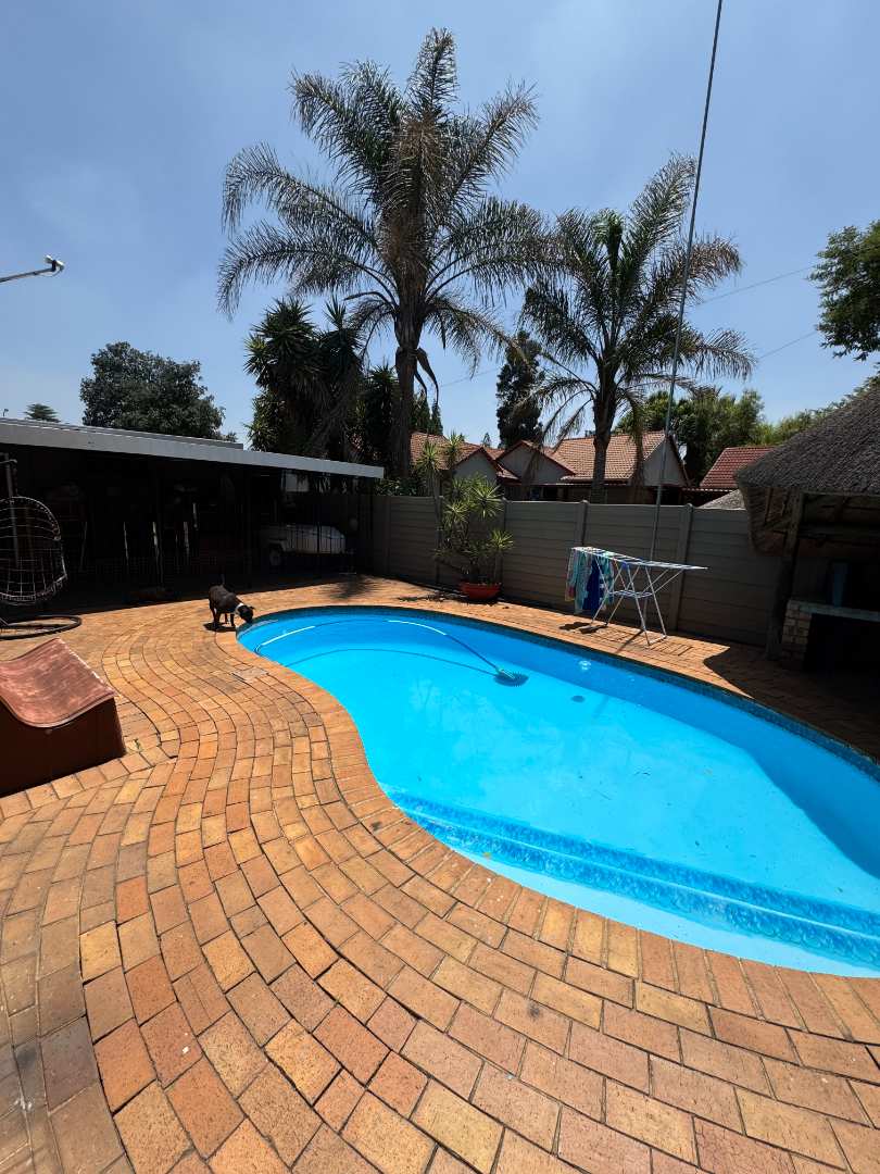 6 Bedroom Property for Sale in Brackendowns Ext 2 Gauteng