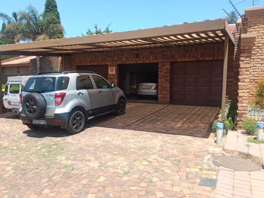 4 Bedroom Property for Sale in Glen Marais Gauteng