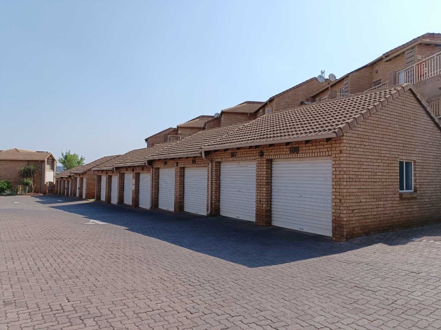 2 Bedroom Property for Sale in Die Hoewes Gauteng