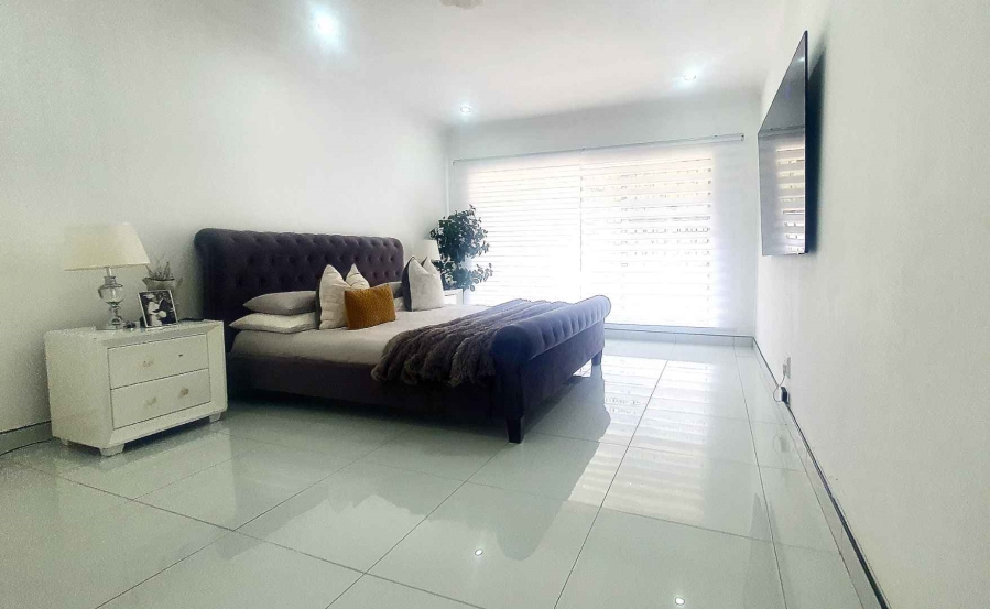 6 Bedroom Property for Sale in Winchester Hills Gauteng