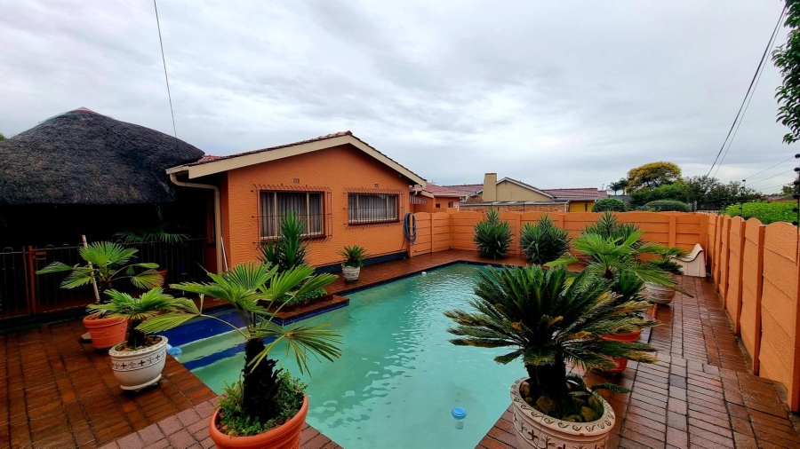 4 Bedroom Property for Sale in Verwoerdpark Gauteng