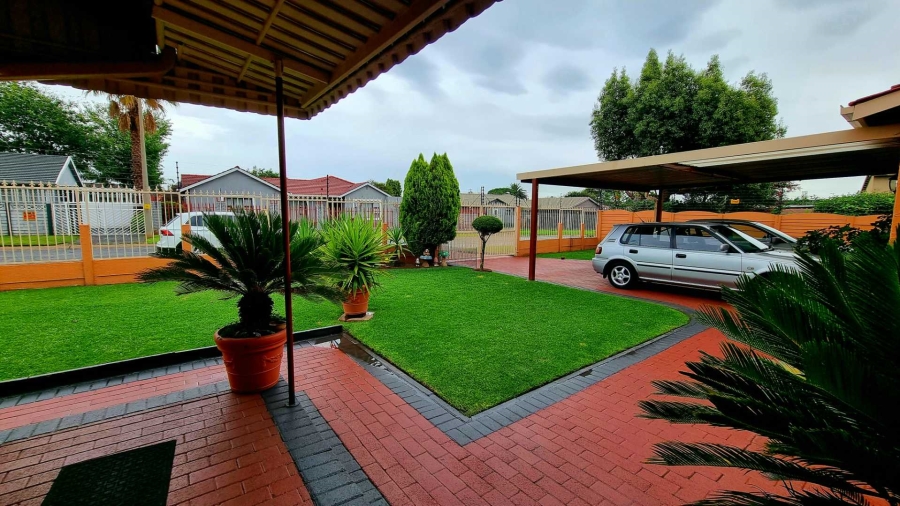 4 Bedroom Property for Sale in Verwoerdpark Gauteng