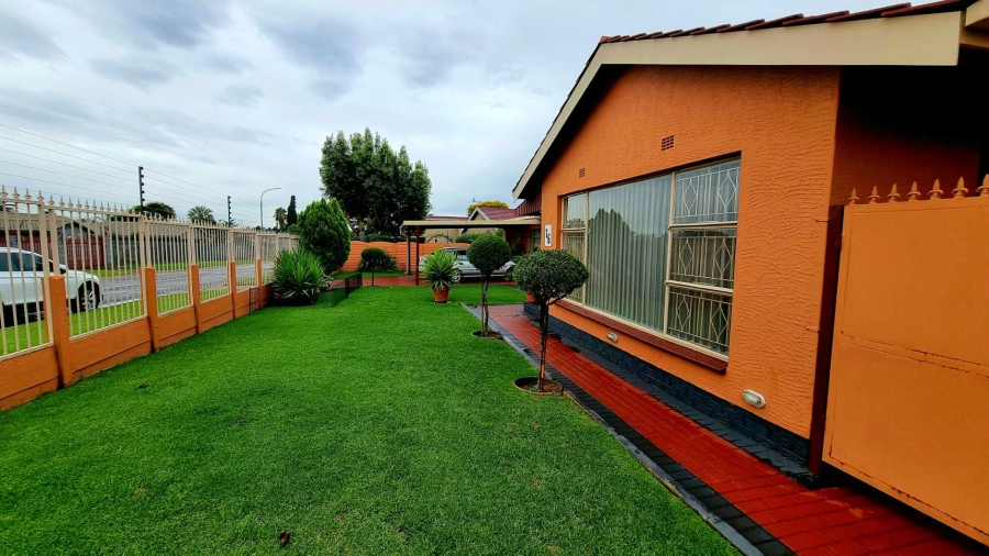 4 Bedroom Property for Sale in Verwoerdpark Gauteng