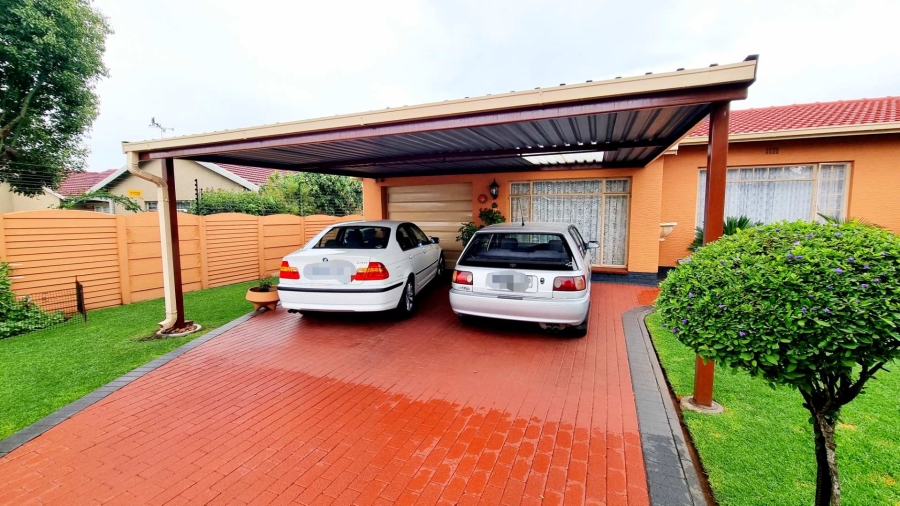 4 Bedroom Property for Sale in Verwoerdpark Gauteng