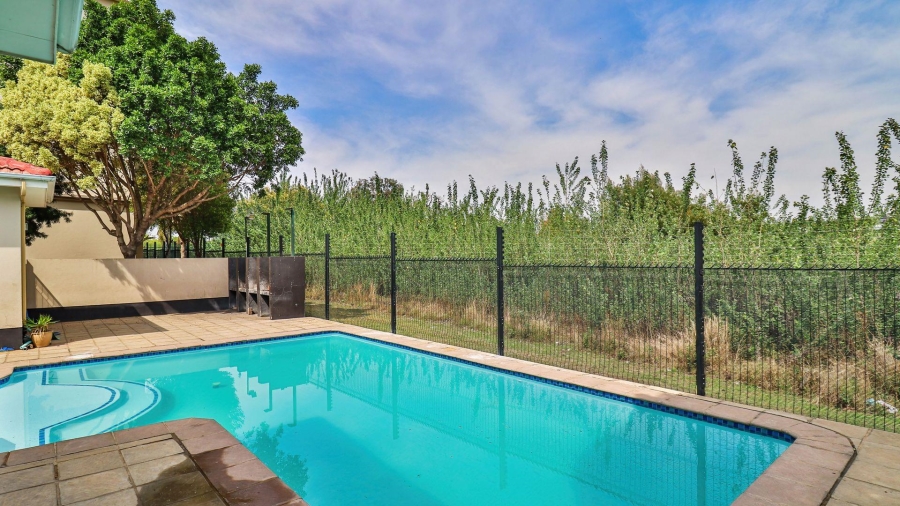 1 Bedroom Property for Sale in Noordwyk Gauteng