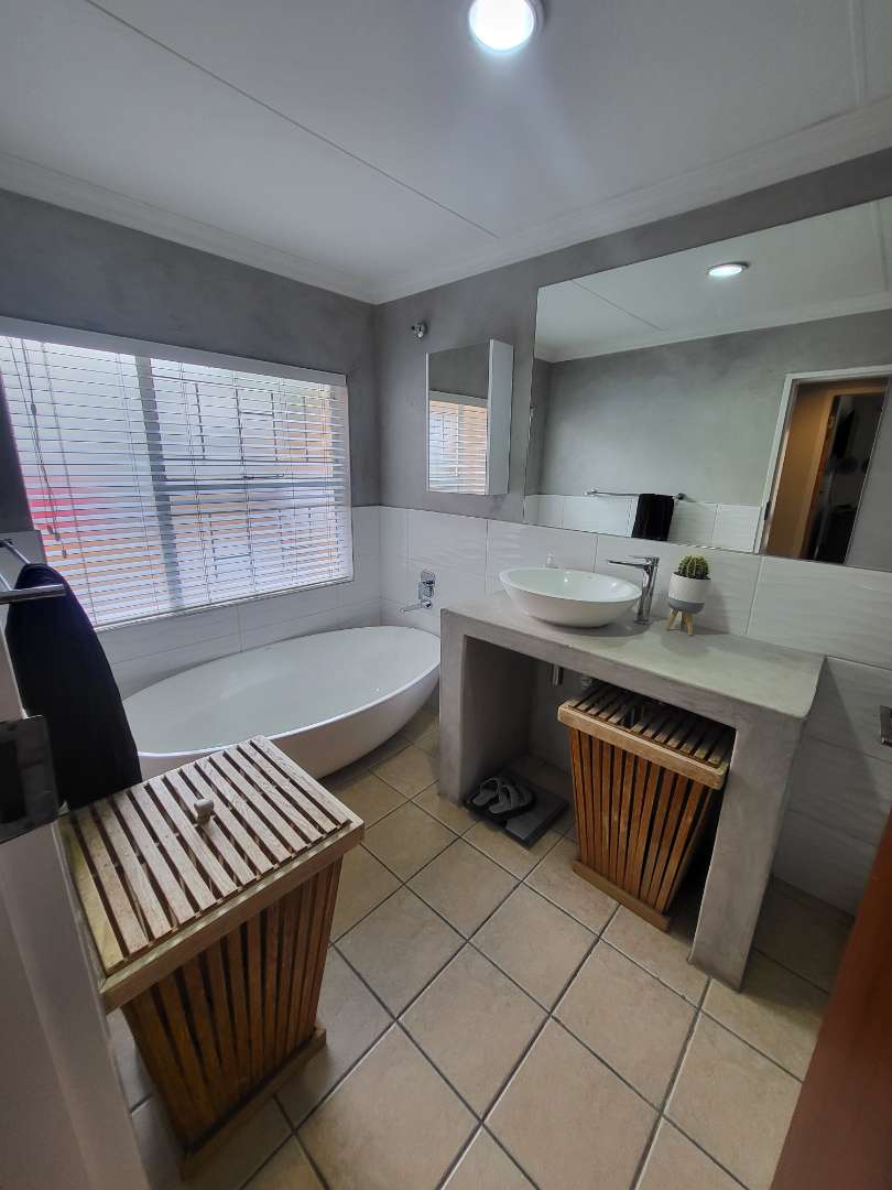 5 Bedroom Property for Sale in Moreleta Park Gauteng