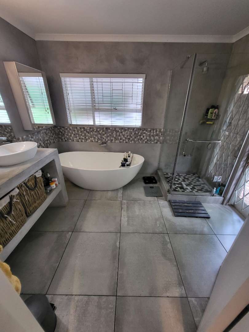 5 Bedroom Property for Sale in Moreleta Park Gauteng
