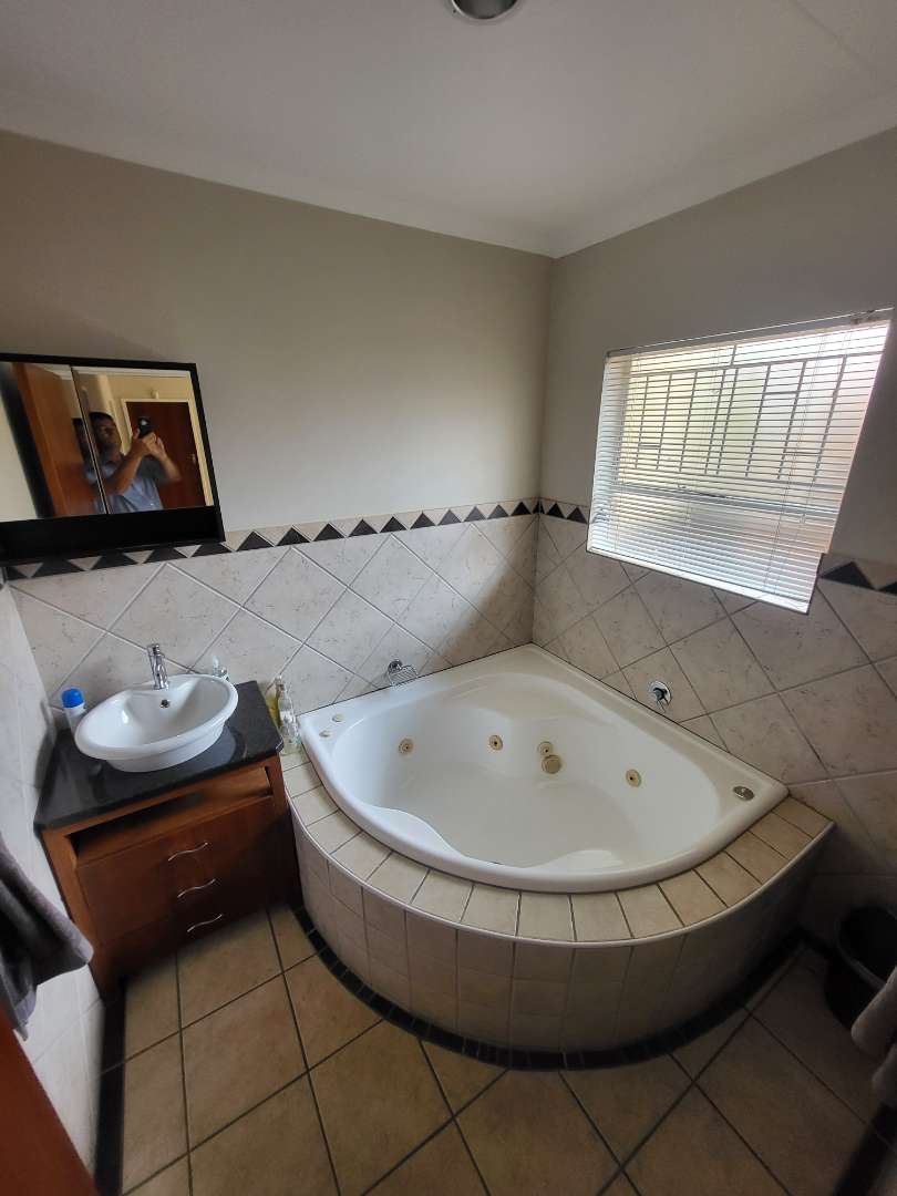 5 Bedroom Property for Sale in Moreleta Park Gauteng