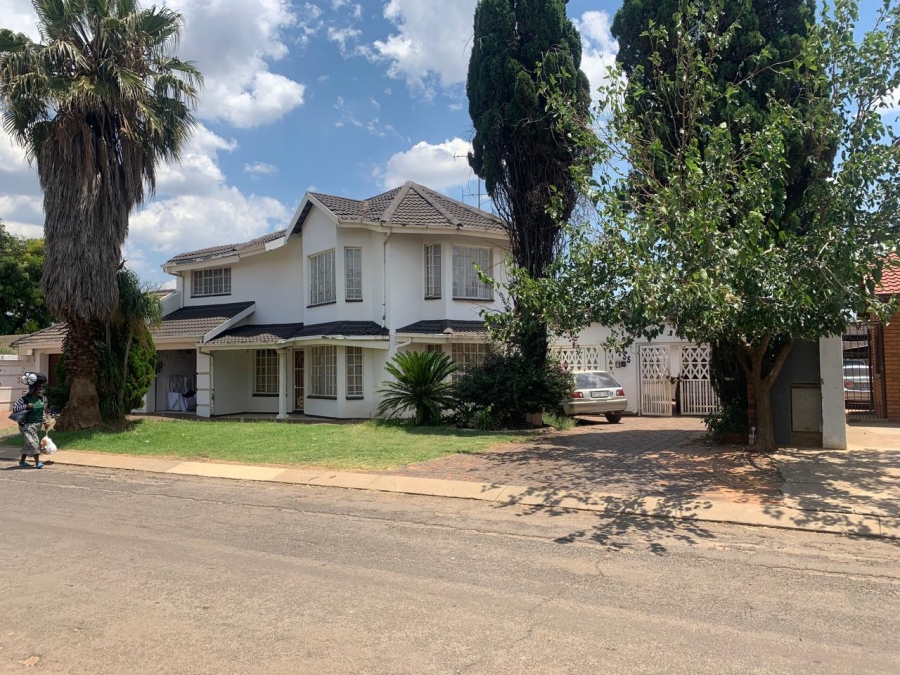 5 Bedroom Property for Sale in Lenasia South Gauteng