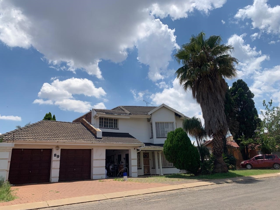 5 Bedroom Property for Sale in Lenasia South Gauteng